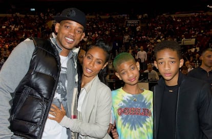 Will Smith, su mujer Jada Pinkett, su hija Willow y su hijo Jaden durante un partido de baloncesto en Filadelfia en 2012.