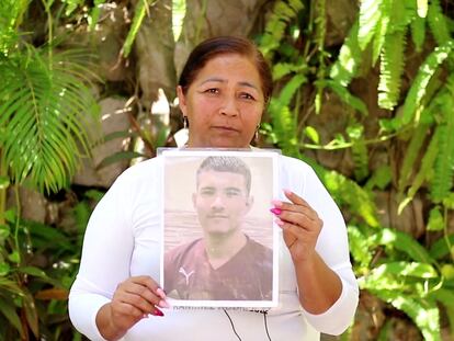 Rosario Rodríguez posa con una foto de su hijo desaparecido, Fernando Abixahy Ramírez.