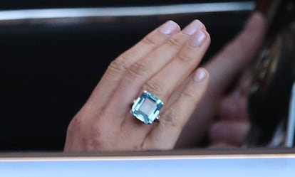 El anillo de aguamarina de Diana, en la mano de Meghan Markle.
