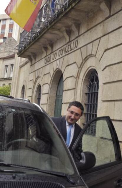 El alcalde del municipio saliendo del Ayuntamiento