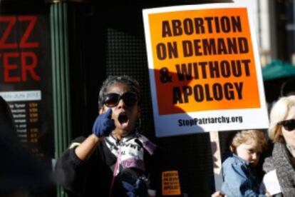 Un activista defiende el derecho a abortar en San Francisco.