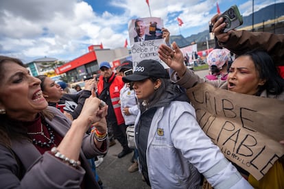 Detractores y simpatizantes de Álvaro Uribe se enfrentan frente al complejo judicial de Paloquemao, durante la lectura de la sentencia contra el exmandatario colombiano, esta tarde en Bogotá.