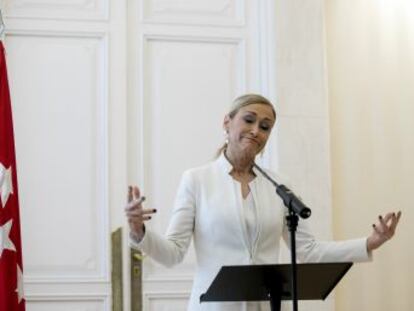 El Ministerio Público considera a la expresidenta de Madrid inductora de la falsificación de un acta “a sabiendas” de que acreditaba una defensa de trabajo de fin de máster “que jamás se produjo”