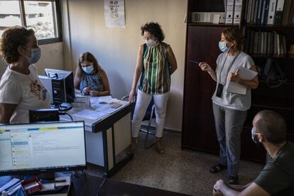 El equipo de rastreo de Cáceres, junto a Ana Bejarano, directora del área de Salud Pública.