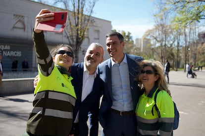 El presidente del Gobierno y secretario general del PSOE, Pedro Sánchez, junto a Jaume Collboni, candidato a la alcaldía de Barcelona, el pasado día 10 de marzo.