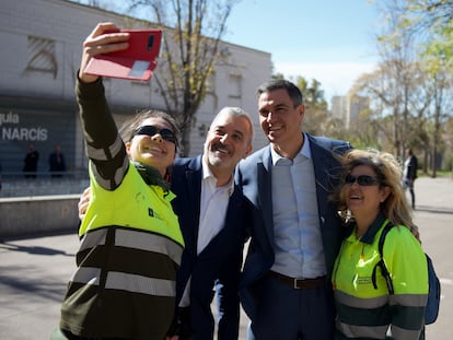 El presidente del Gobierno y secretario general del PSOE, Pedro Sánchez, con Jaume Collboni en Nou Barris. EFE/Ceci Fimia/