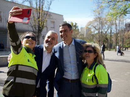 Pedro Sánchez y Jaume Collboni se hacen un 'selfie' en el distrito de Nou Barris de Barcelona.