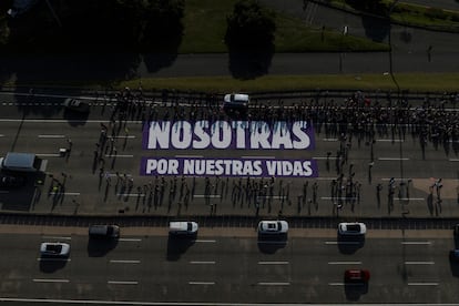 Mujeres colocaron un cartel sobre una de las carreteras principales de San Juan.