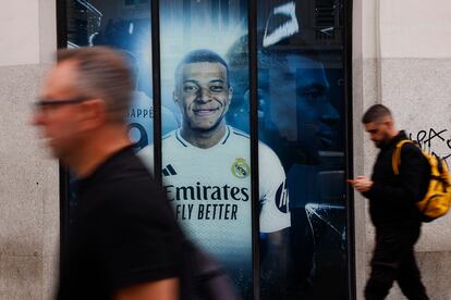 Una imagen de Kylian Mbappé en una tienda del Real Madrid en la Gran Vía de la capital española.