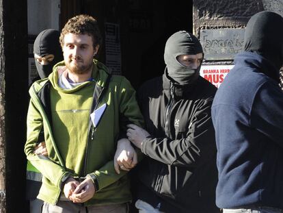 Varios policías llevan esposado a Imanol Beristain, uno de los detenidos ayer, en la localidad bilbaína de Romo.