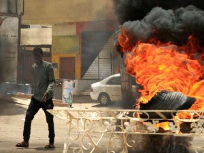 La junta castrense, que tomó las riendas del país tras derrocar a Al Bashir, rompe los acuerdos previos con los manifestantes y desata una represión en la calle con 35 muertos