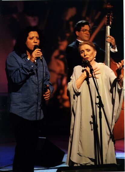 María Dolores Pradera y Rosana actuando en el programa de TVE 'Séptimo de caballería', en 1999.
