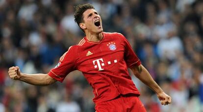 Mario Gómez celebra un gol al Madrid.