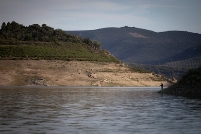 Image of the Iznájar reservoir. Fishermen have seen how the population of native species such as barbel and bogue and other introduced species such as carp and black bass have decreased. 