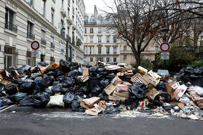 La vista de una calle en París llena de basuras, este lunes.