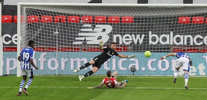 El delantero de la Real Sociedad, Portu, anota ante el Athletic de Bilbao.