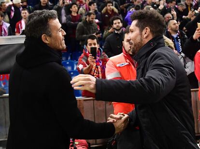 Los entrenadores del Barcelona y Atlético de Madrid,  Luis Enrique (izquierda) y Diego Simeone, se saludan al inicio del partido.