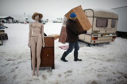 Un vendedor trasporta su mercancía en una mercadillo de antigüedades en Newark, Inglaterra.