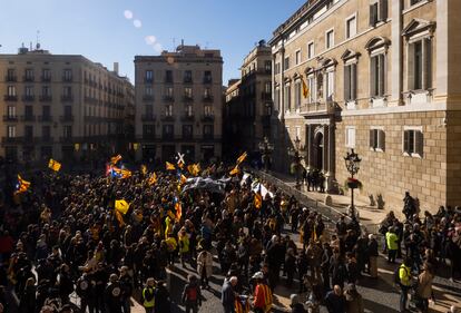 Manifestaciones independentistas delante de la Generalitat por la cumbre Franco-hispana que tiene lugar, hoy en Barcelona.