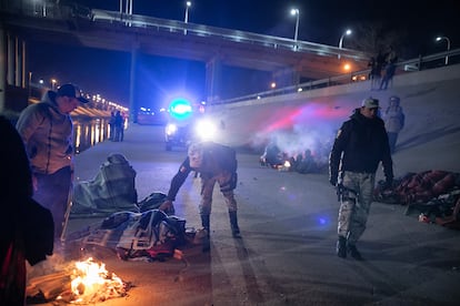 Agentes de la Guardia Nacional mexicana levantan a migrantes que se encontraban descansando junto al río Bravo, en Ciudad Juárez.