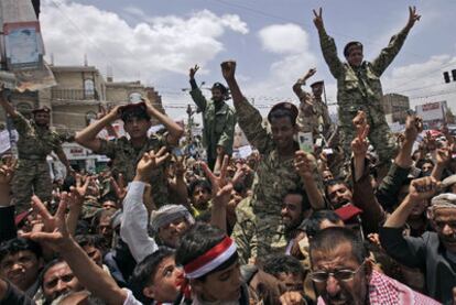 Varios soldados yemeníes se unen a los manifestantes antigubernamentales en una nueva protesta ayer en la capital, Saná.