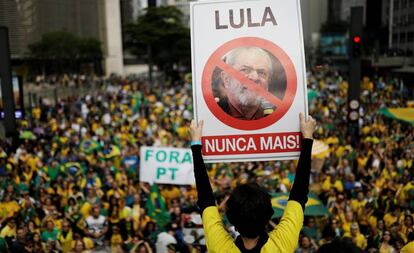 Manifestantes anti-PT e pró-Bolsonaro na avenida Paulista, no domingo.