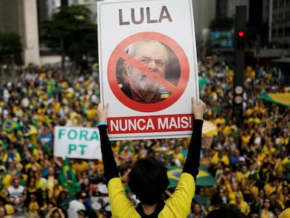 Manifestantes anti-PT e pró-Bolsonaro na avenida Paulista, no domingo.