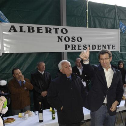 El presidente de la Diputación de Ourense, José Luis Baltar, junto a Alberto Núñez Feijóo y varios vecinos ayer en Os Peares.