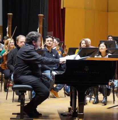 Ensayo de Litton con la OSG, en A Coruña, la semana pasada.