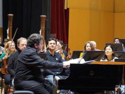 Ensayo de Litton con la OSG, en A Coruña, la semana pasada.