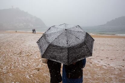 La playa de Ondarreta con copos de nieve, este lunes en San Sebastián.