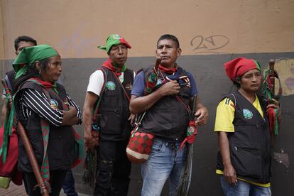 Integrantes de la Guardia Indígena esperan para entrar a la Plaza de Armas en el centro de Bogotá.