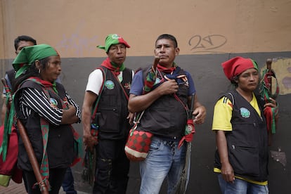 Integrantes de la Guardia Indígena esperan para entrar a la Plaza de Armas en el centro de Bogotá.