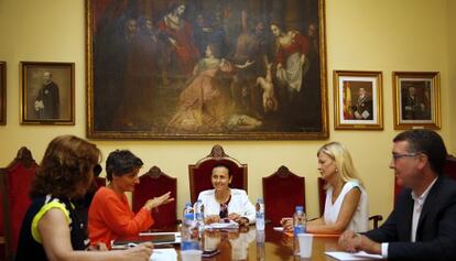 La presidenta del Tribunal Superior valenciano, Pilar de la Oliva, en el centro, en la reunión con la consejera de Justicia, Gabriela Bravo, a la derecha.