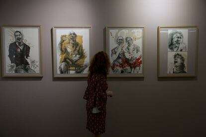 Una visitante en la exposición de Inma Coll, en el Centro Cultural Flamenco de Madrid.