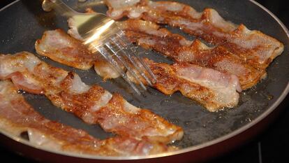 Lonchas de bacon en una sart&eacute;n.