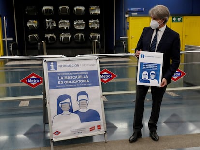 El exconsejero de Transportes de la Comunidad de Madrid, Ángel Garrido, presenta la obligación de llevar mascarilla en el metro, en mayo de 2020.