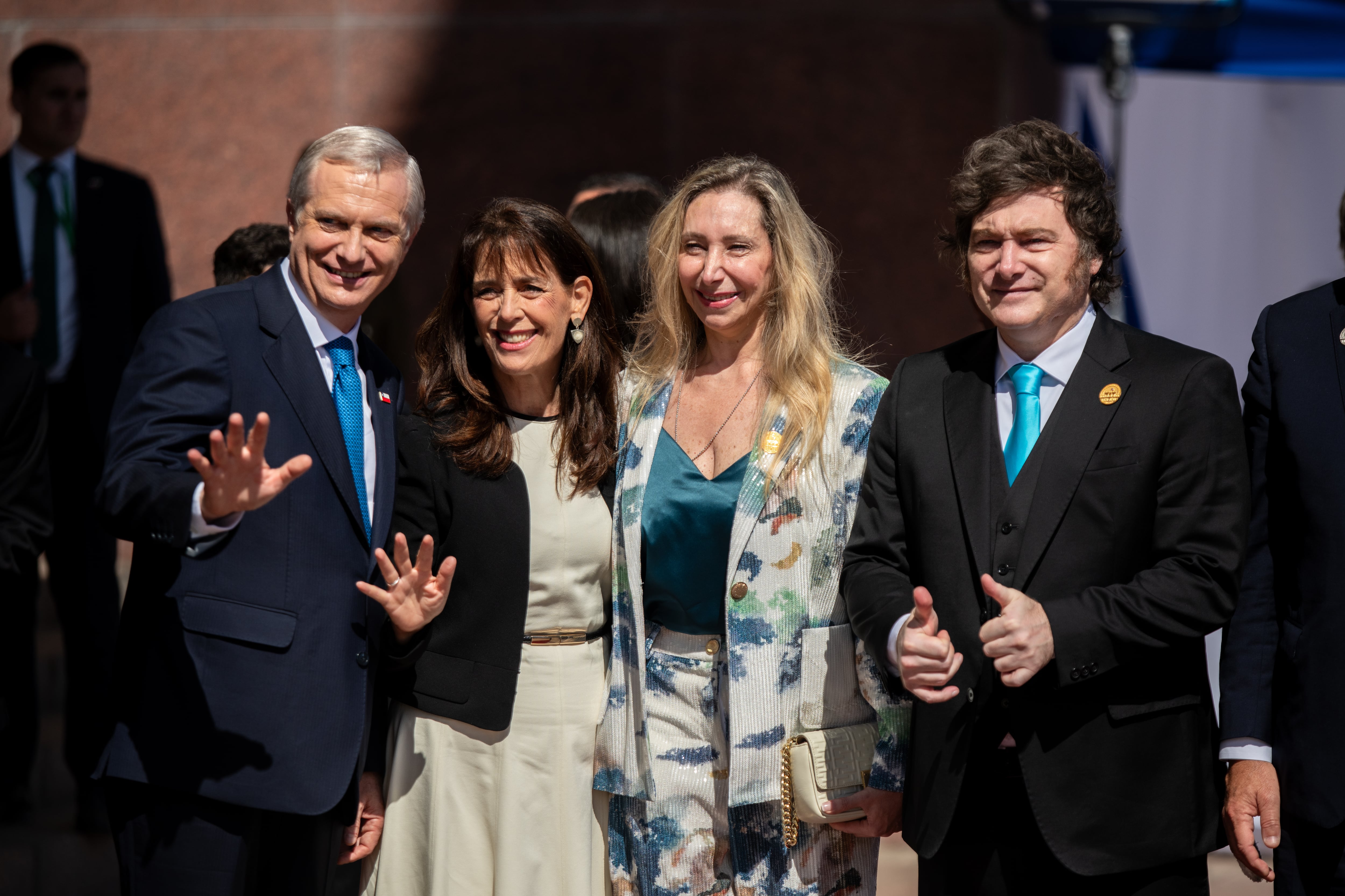 Jose Antonio Kast, Maria Paz Adriazola, Karina Miley y Javier Milei en el Congreso de Valparaíso.