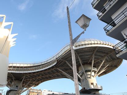 Una vista de las obras de la sevillana plaza de La Encarnación, cuya terminación está pendiente de la negociación por los sobrecostes.