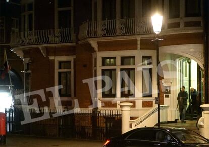 Oriol Soler (chaqueta negra) y Andreu Grinyó a su salida de la Embajada de Ecuador en Londres el pasado jueves.