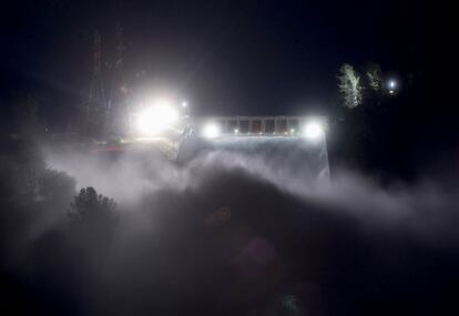 Esta fotografía de larga exposición muestra la presa de Oroville descargando agua como medida de emergencia en Oroville, California, el 13 de febrero. El lago de Oroville se encuentra actualmente al 101% de su capacidad.