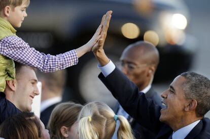 Barack Obama saluda a un niño en el aeropuerto de San Francisco.