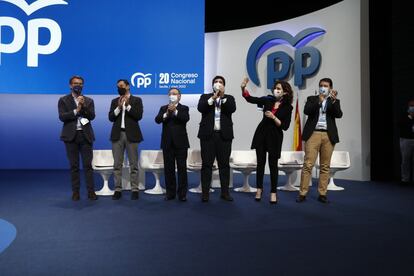 De izquierda a derecha, el presidente de Galicia, Alberto Núñez Feijóo; el de Andalucía, Juanma Moreno; el de Ceuta, Juan Jesús Vivas; el de Murcia, Fernando López Miras; la presidenta de la Comunidad de Madrid, Isabel Díaz Ayuso, y el de Castilla y León, Alfonso Fernández Mañueco, durante el 20º congreso nacional del partido en Sevilla que comienza este viernes y que elegirá por aclamación a su nuevo presidente.