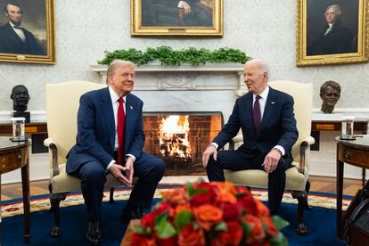 Donald Trump (a la izquierda) y Joe Biden, al comienzo de su reunión.