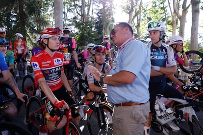 El comisario de la UCI comunica a los corredores la finalización de la 80 edición de la Vuelta a España a unos 57 kilómetros de la meta debido a los disturbios que se han producido en Madrid.