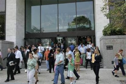 Funcionarios y turistas desalojan un edificio del Senado, en Washington, tras una falsa alarma.