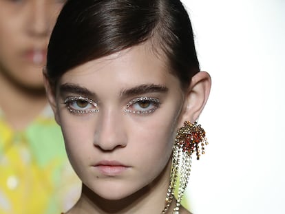 Dries Van Noten apuesta todo al ‘eyeliner’ de cristales Swarovski