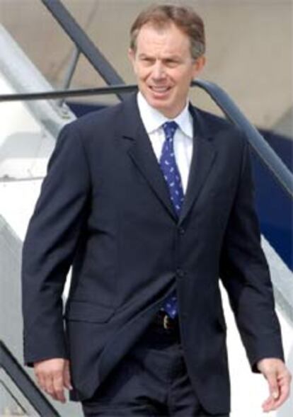 El primer ministro británico Tony Blair llega esta mañana a Ginebra, en Suiza, camino de Evian. Blair, junto al primer ministro japonés, Junichiro Koizumi, y el italiano, Silvio Berlusconi, forma en el G-8 el grupo de 'fieles' a Bush, enfrentado con Schröder, Chirac y Putin por la guerra de Irak.