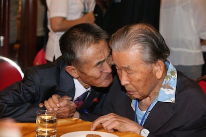 O sul-coreano Lê Mun-hyeok (d), de 95 anos, com seu sobrinho, o norte-coreano Lê Kwan-hyeok, de 80 anos.