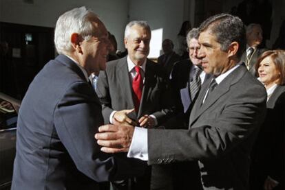 Carlos Dívar, a la izquierda, saluda a Lorenzo del Río en presencia de Griñán.